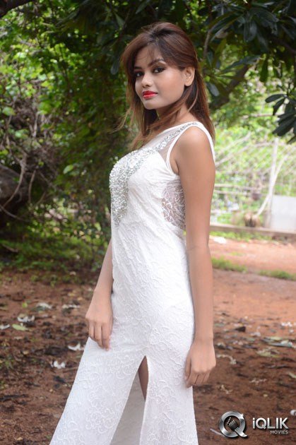 Clara-Fernandez-At-Lovers-Park-Movie-Opening